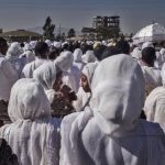 Donne coperte dal tradizionale velo bianco(shamma)